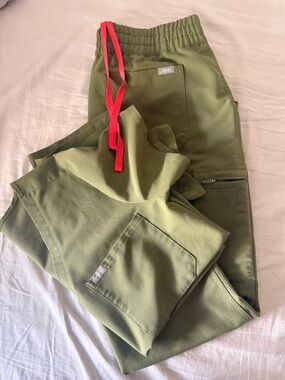 FIGS Olive Green set M/L